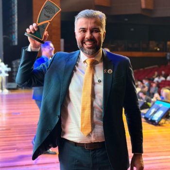 Vereador de Mossoró Petras Vinícius recebendo o prêmio. Foto: reprodução