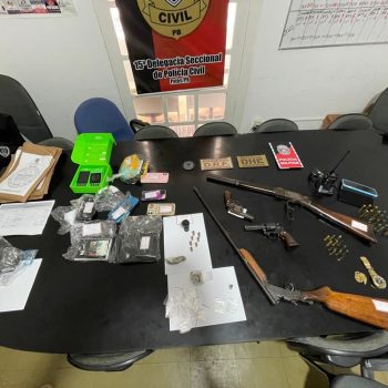 Armas e munições foram apreendidas em operação policial na cidade de Patos, no Sertão da Paraíba — Foto: Polícia Civ